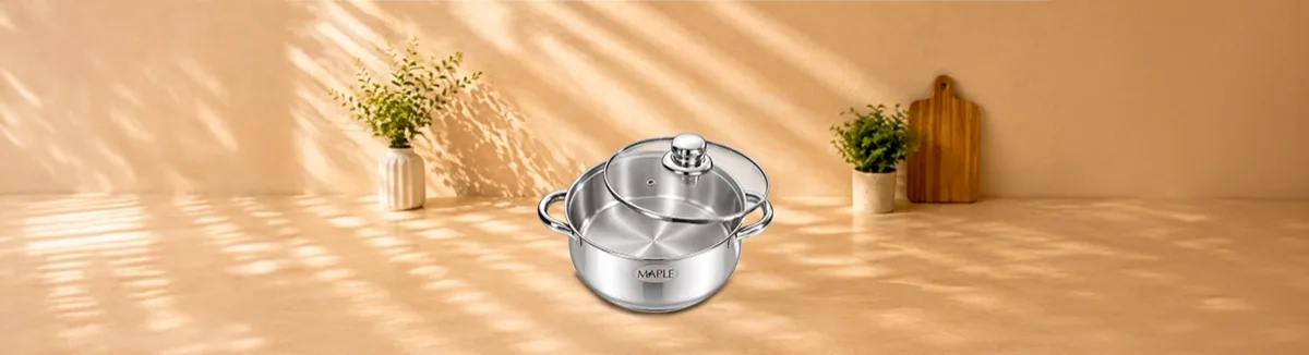 Steel casserole with two side handles and a glass lid